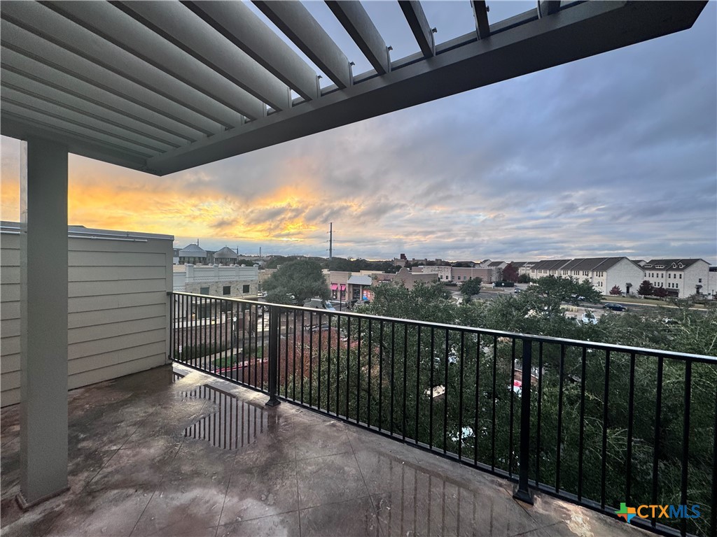 1009 Highknoll Lane Property Photo 4