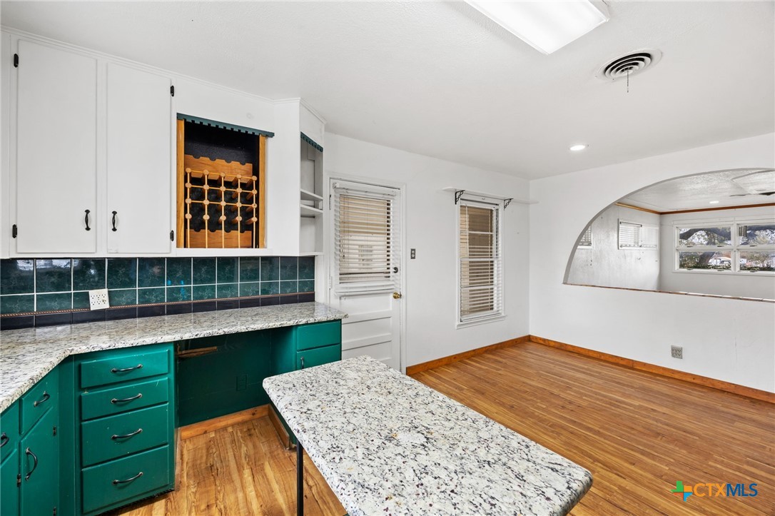 1002 W Woodlawn Street Property Photo 2