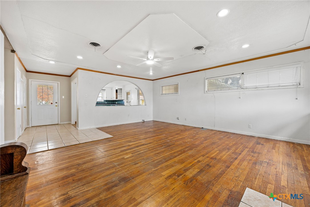 1002 W Woodlawn Street Property Photo 4