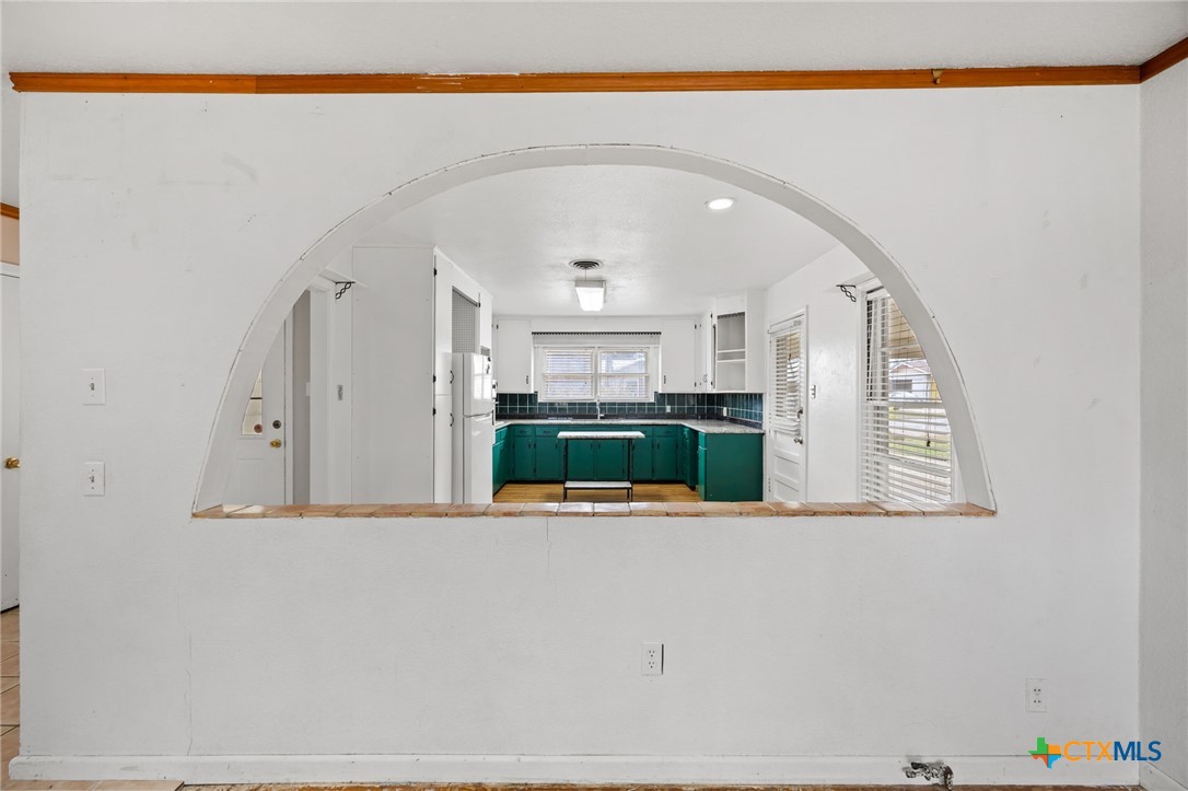 1002 W Woodlawn Street Property Photo 5
