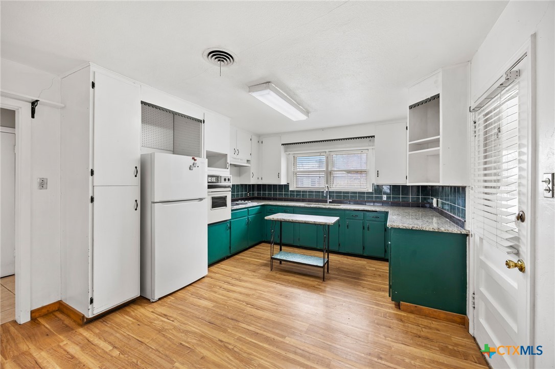 1002 W Woodlawn Street Property Photo 6