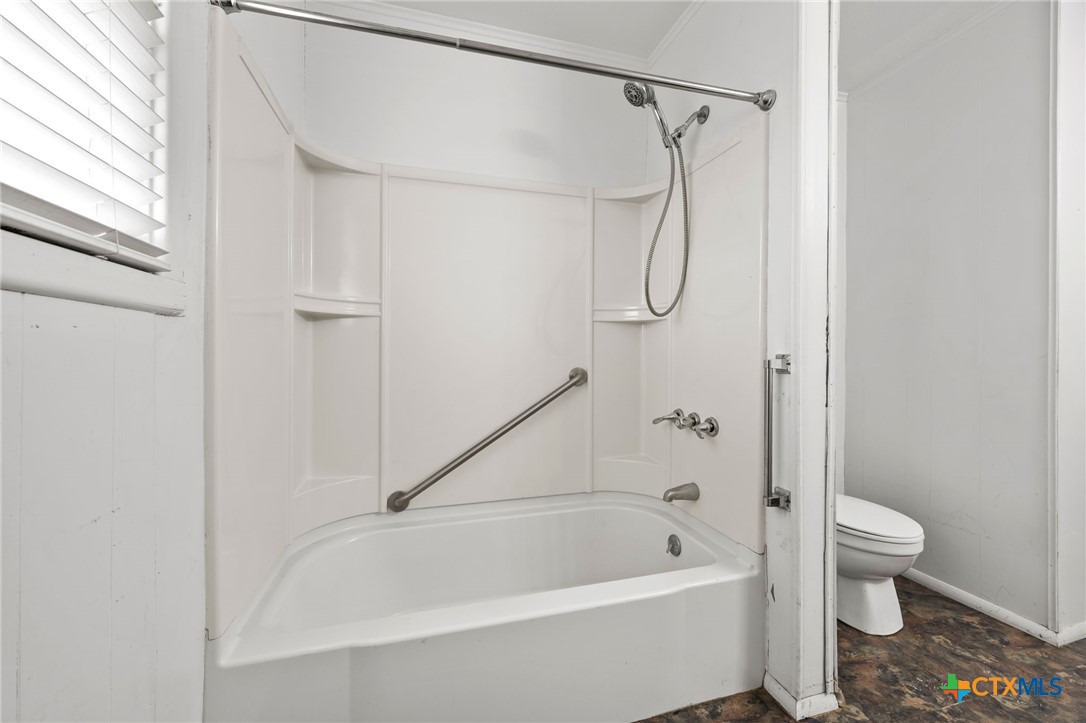1002 W Woodlawn Street Property Photo 9