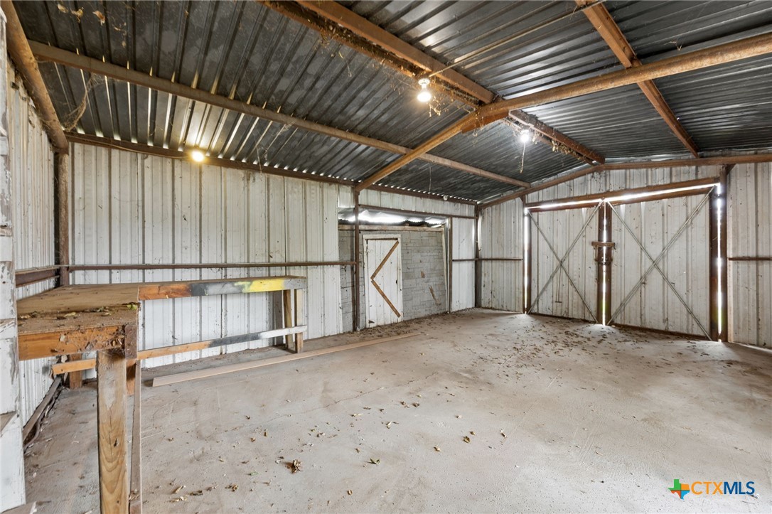 1002 W Woodlawn Street Property Photo 13