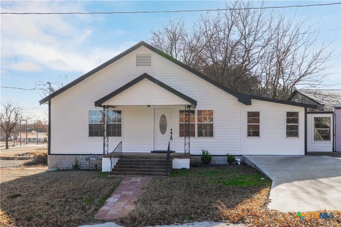 104 E Whitney Street Property Photo 1