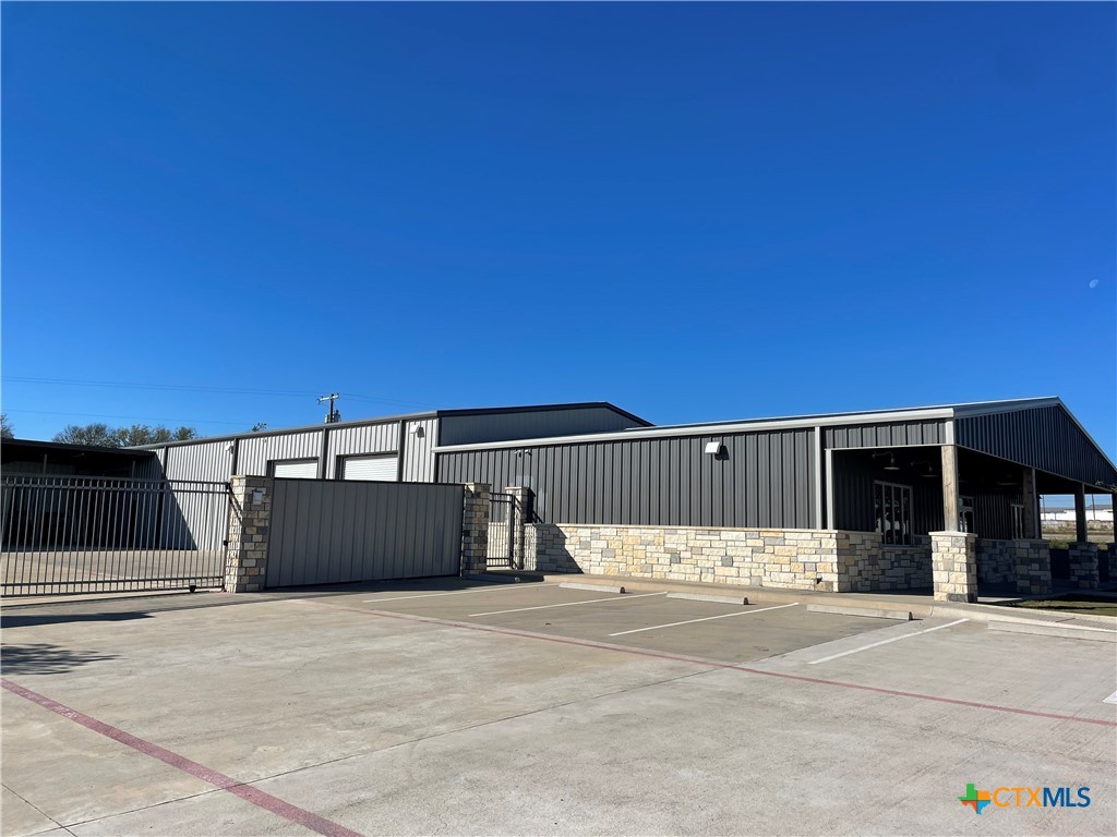 104 W Veterans Memorial Boulevard Property Photo 1