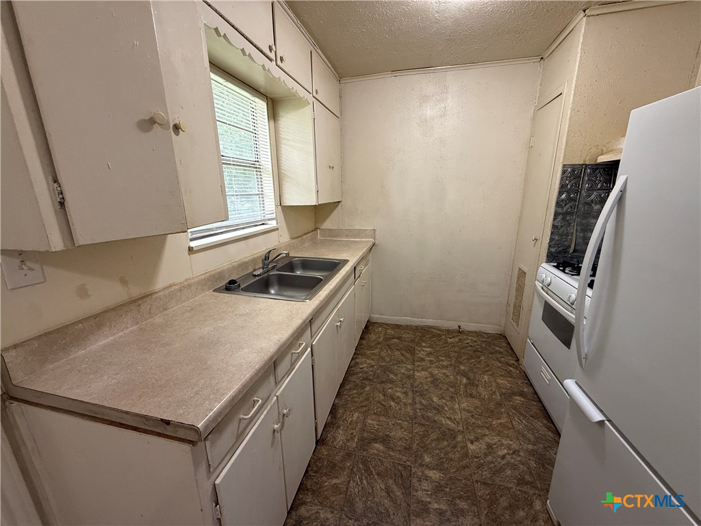 503 E Dean Avenue Property Photo 3