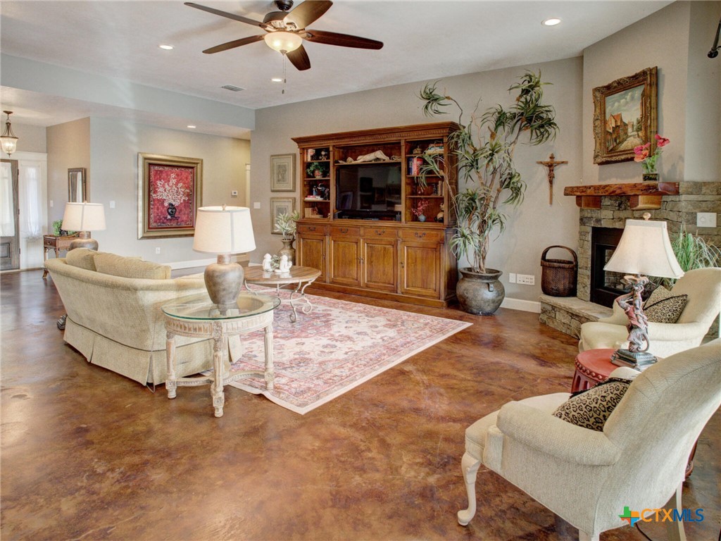 205 S Avenue D Property Photo 6
