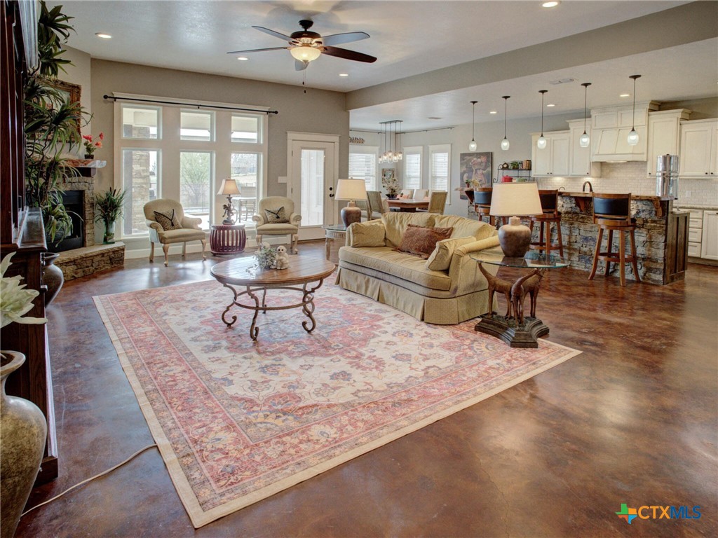 205 S Avenue D Property Photo 7