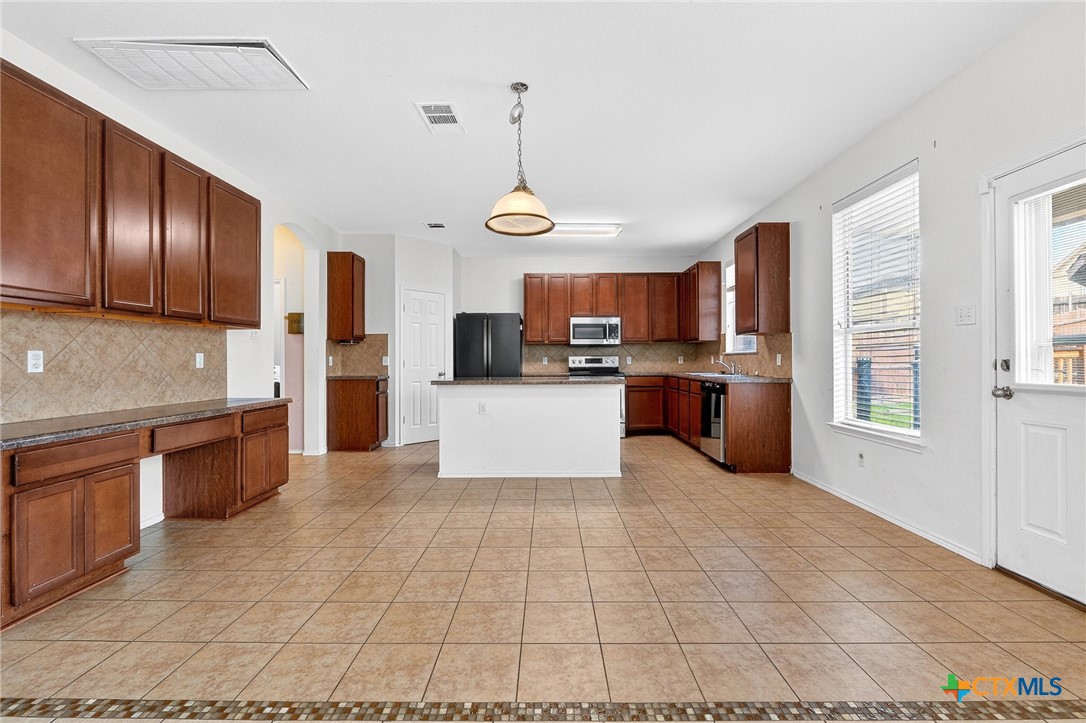 6204 Taree Loop Property Photo 6