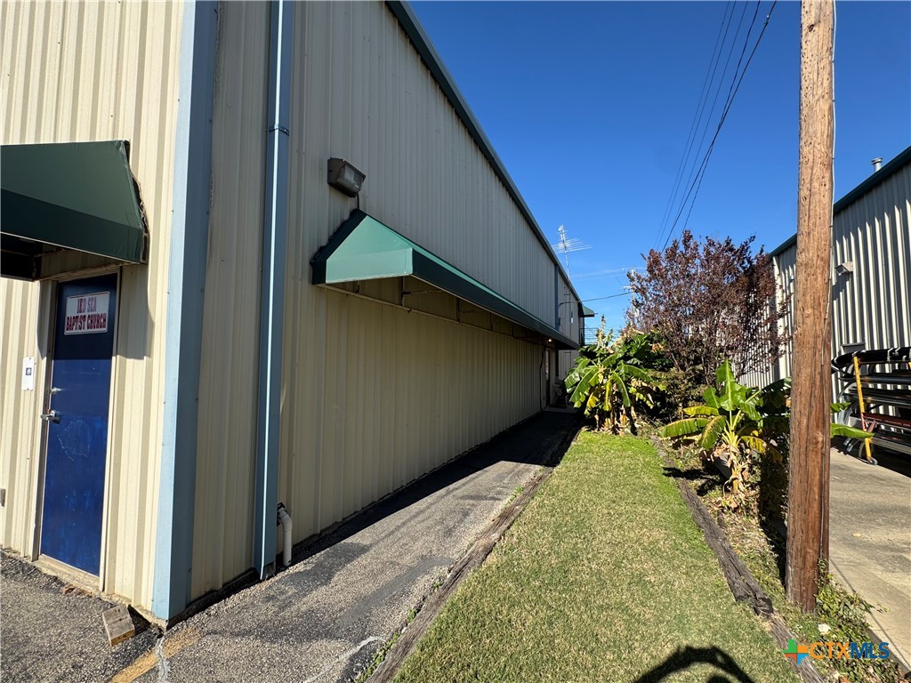 502 E Elms Road Property Photo 4