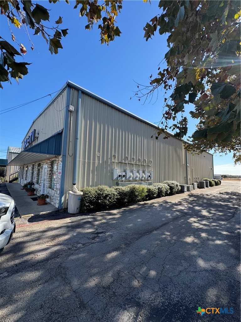 502 E Elms Road Property Photo 8