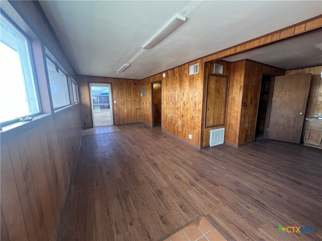 3007 E Red River Street Property Photo 5
