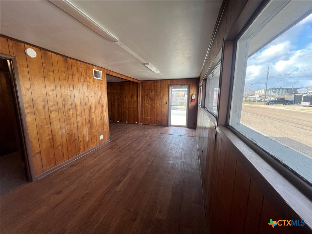 3007 E Red River Street Property Photo 6