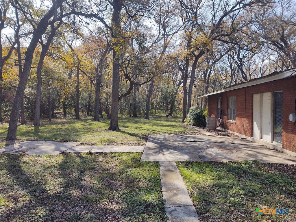 2112 N Interstate 35 Property Photo 1