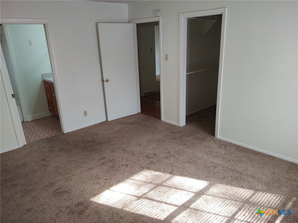 2112 N Interstate 35 Property Photo 3