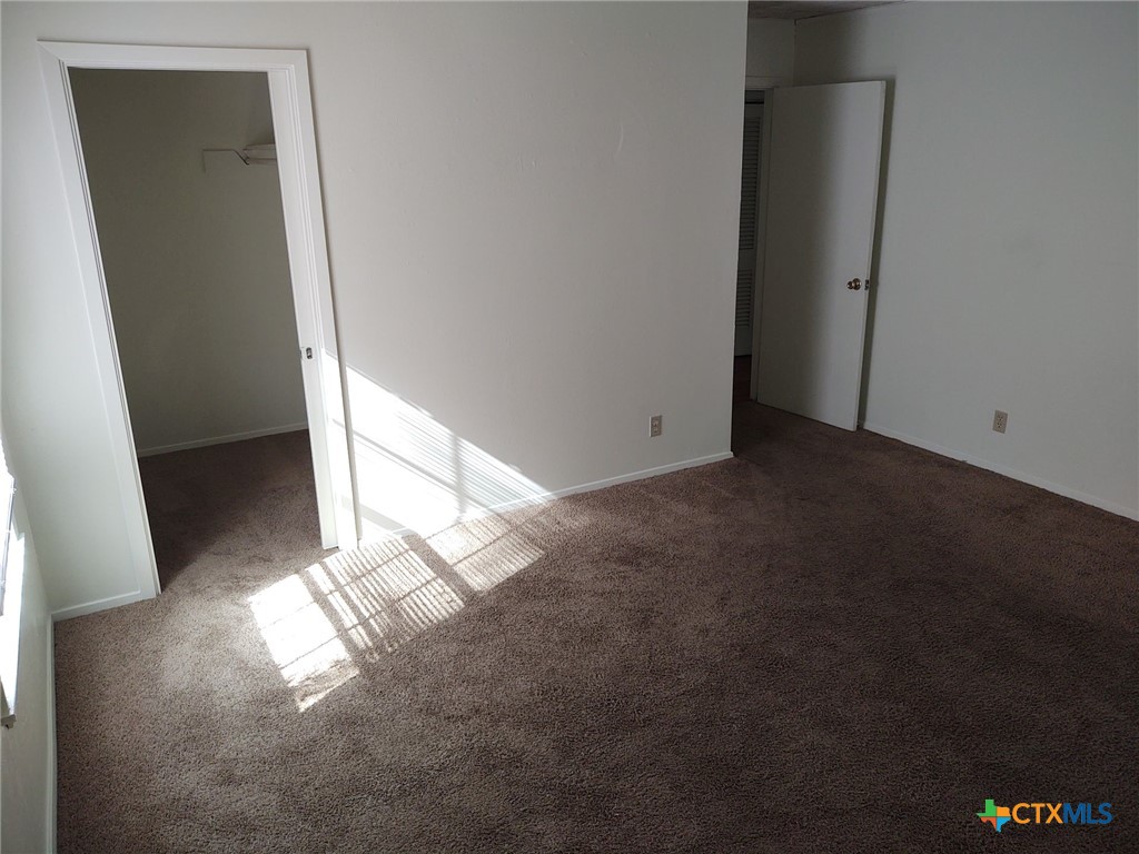 2112 N Interstate 35 Property Photo 4