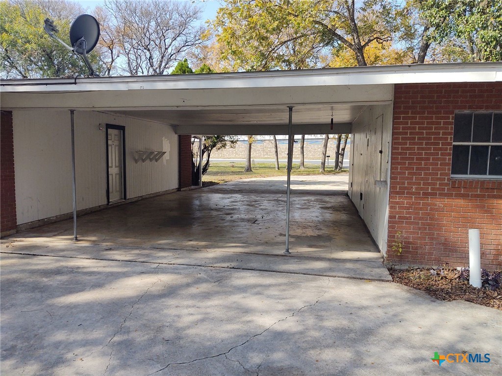 2112 N Interstate 35 Property Photo 5