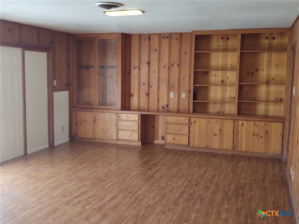 2112 N Interstate 35 Property Photo 6