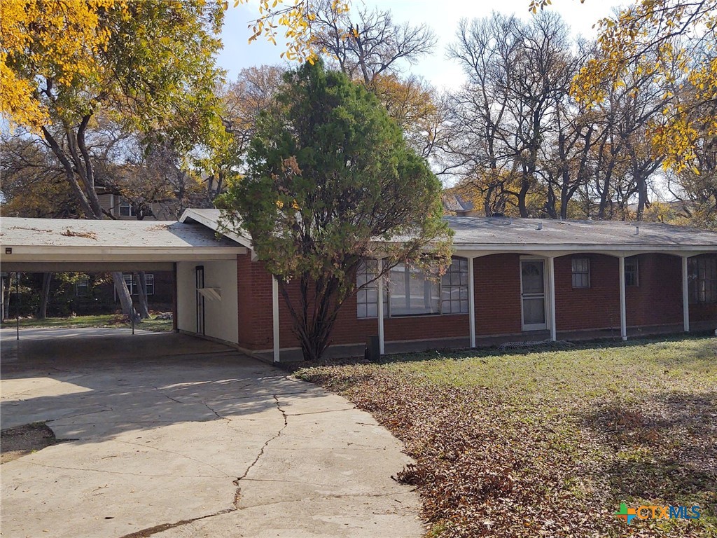 2112 N Interstate 35 Property Photo 7