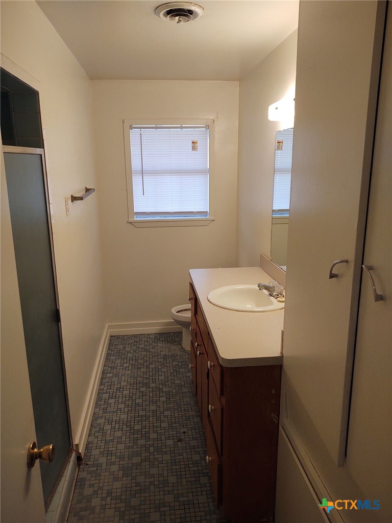 2112 N Interstate 35 Property Photo 9