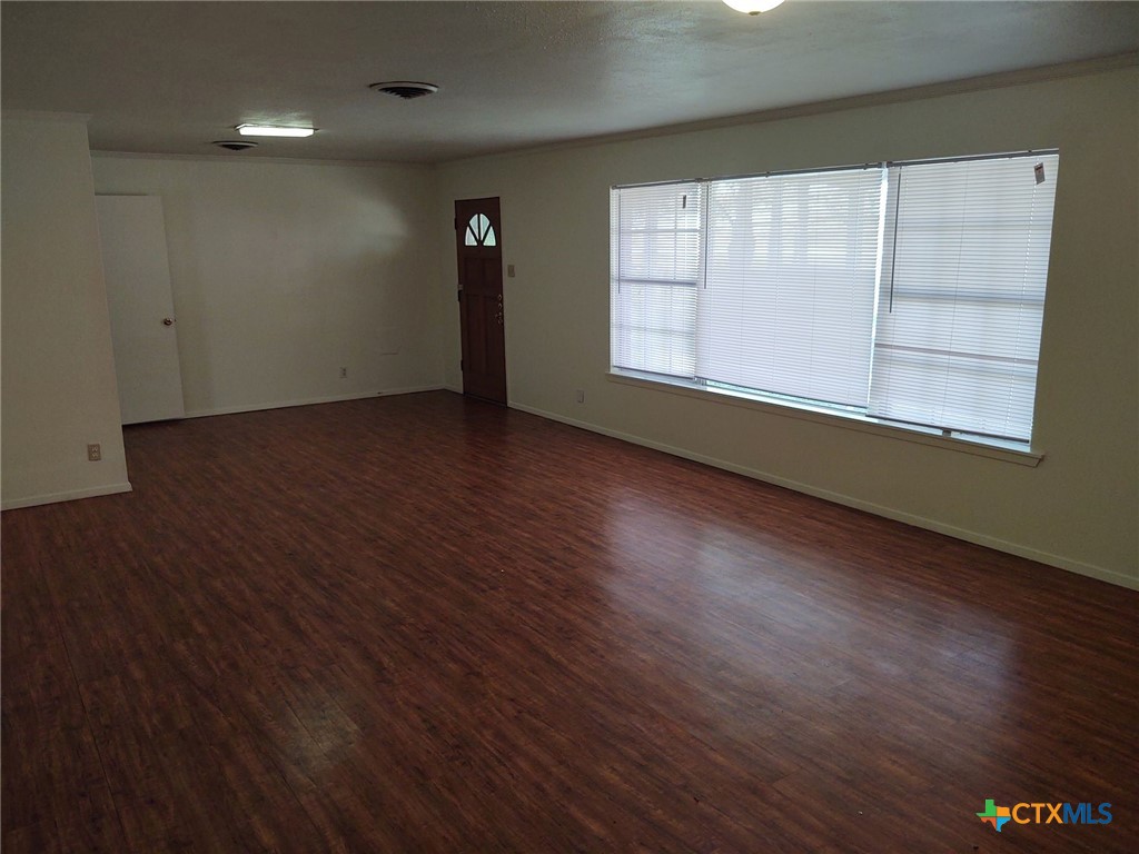 2112 N Interstate 35 Property Photo 12