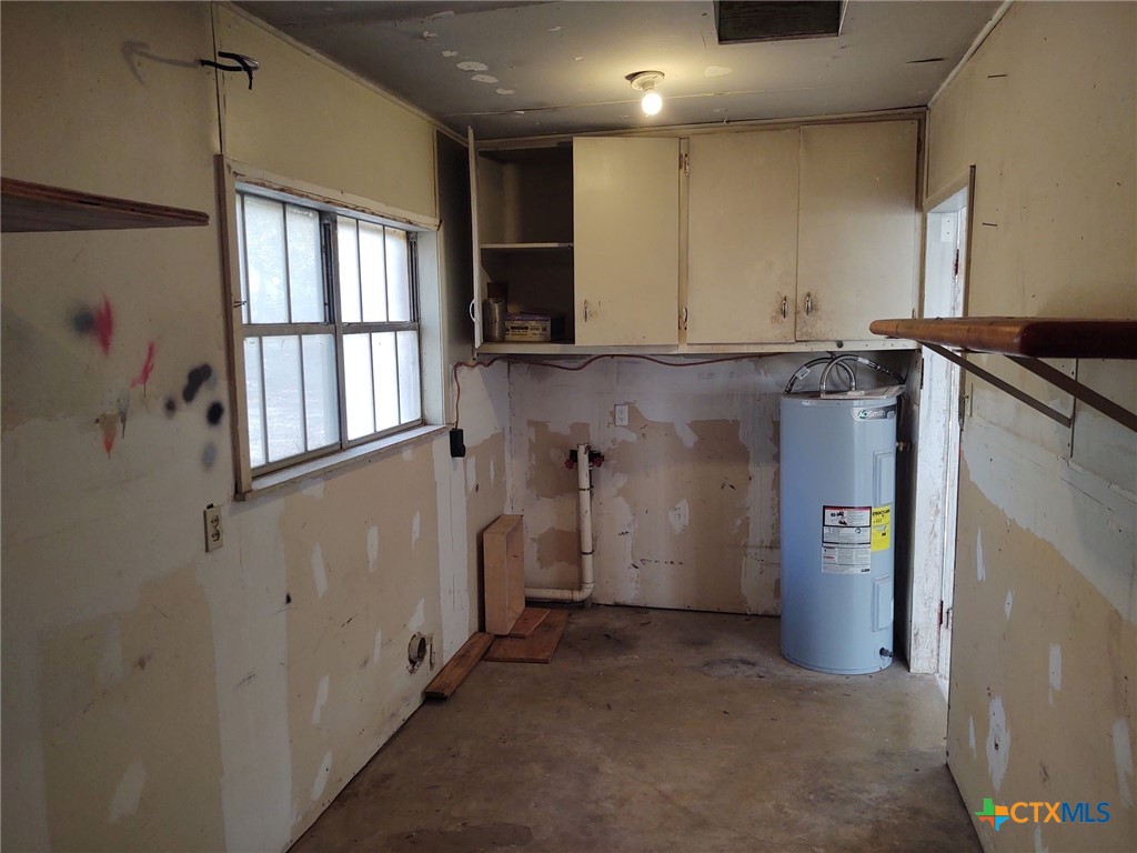 2112 N Interstate 35 Property Photo 13