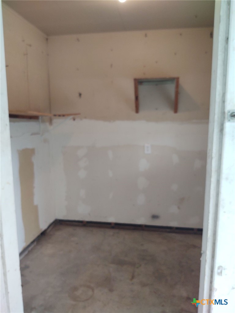 2112 N Interstate 35 Property Photo 14