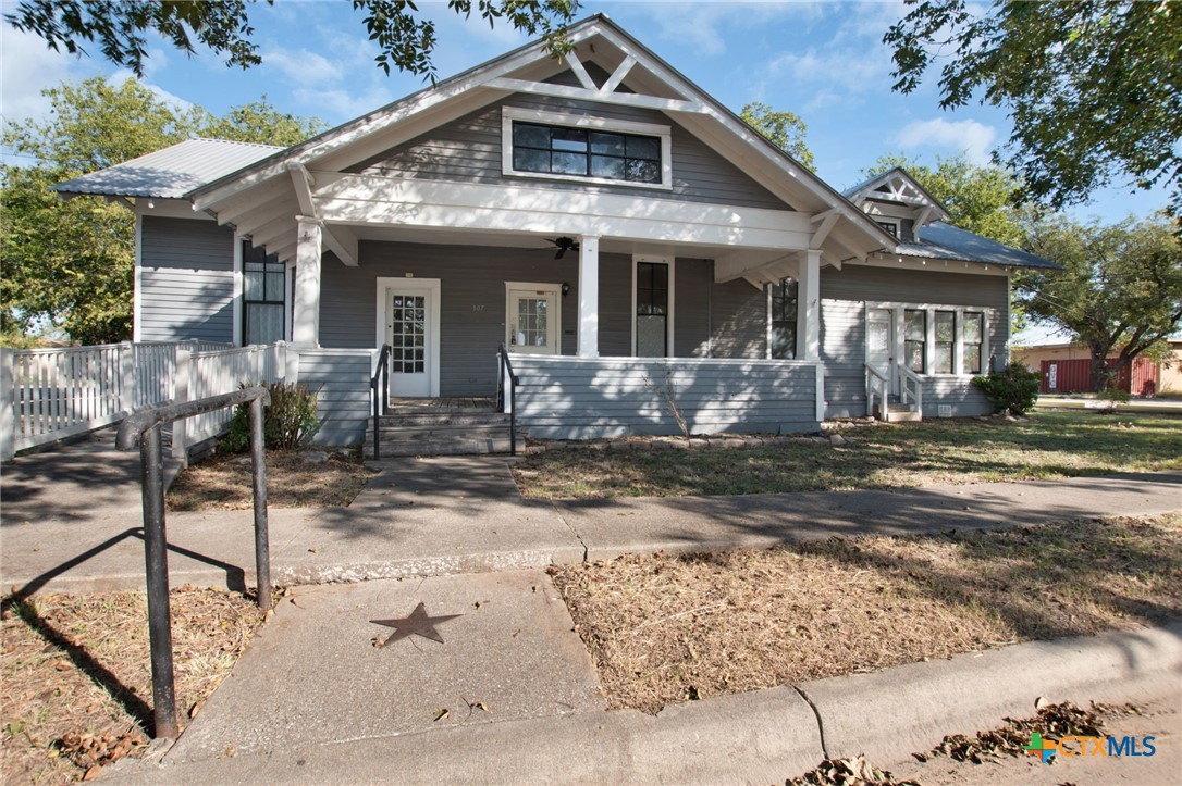 107 W 5th Street Property Photo 1