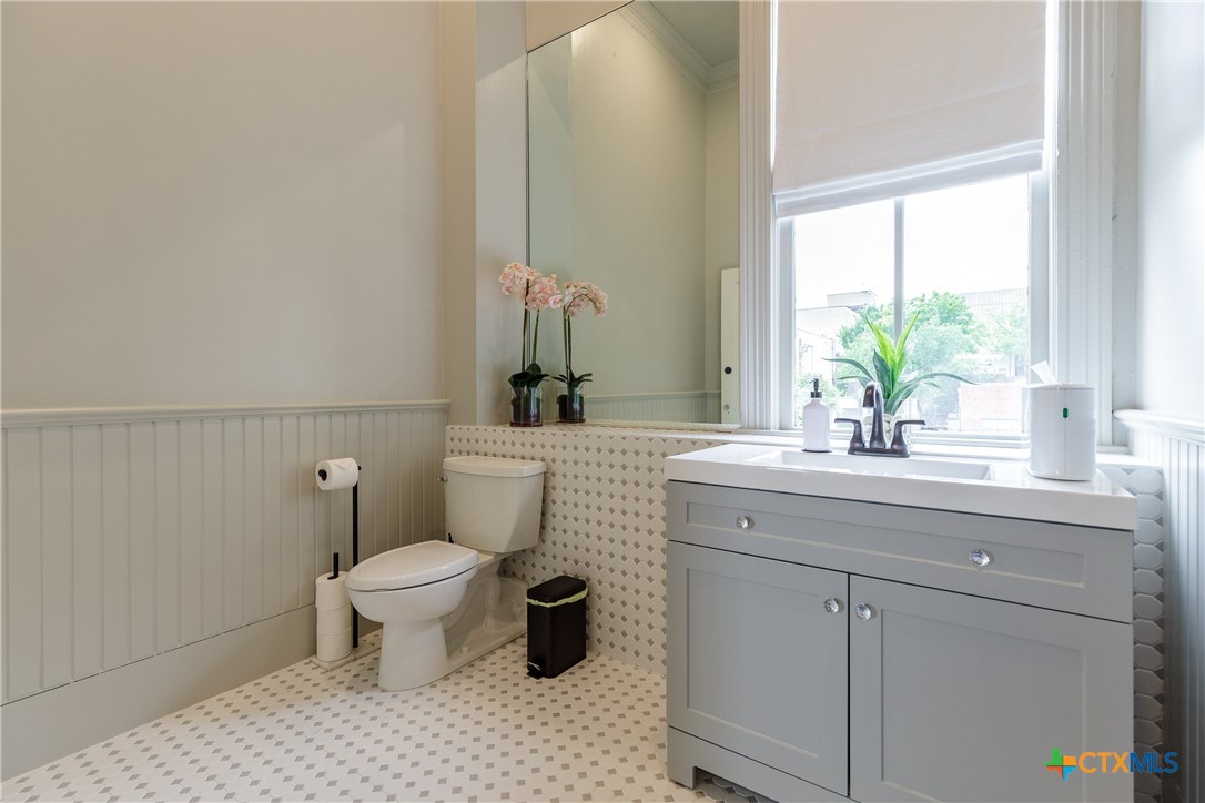 207 1/2 E Constitution Street 4 Property Photo 11