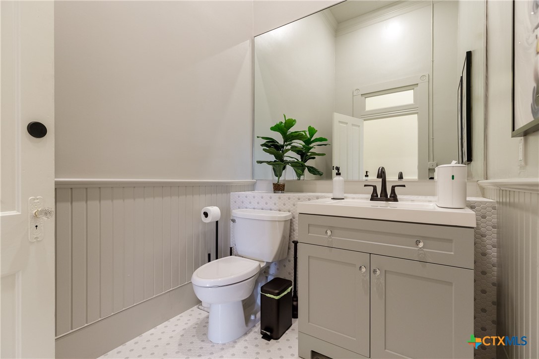 207 1/2 E Constitution Street 4 Property Photo 12