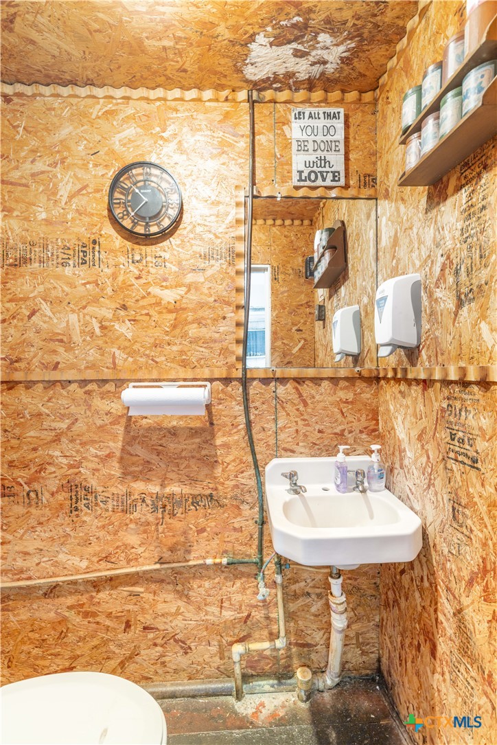 9913 Us-59 Property Photo 22
