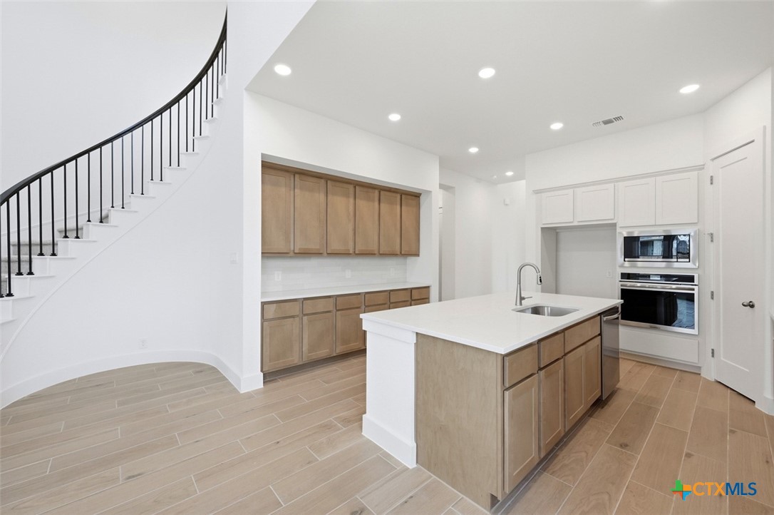 2558 High Ground Property Photo 4