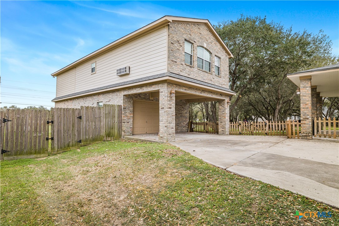 233 Post Oak Bend Property Photo 4