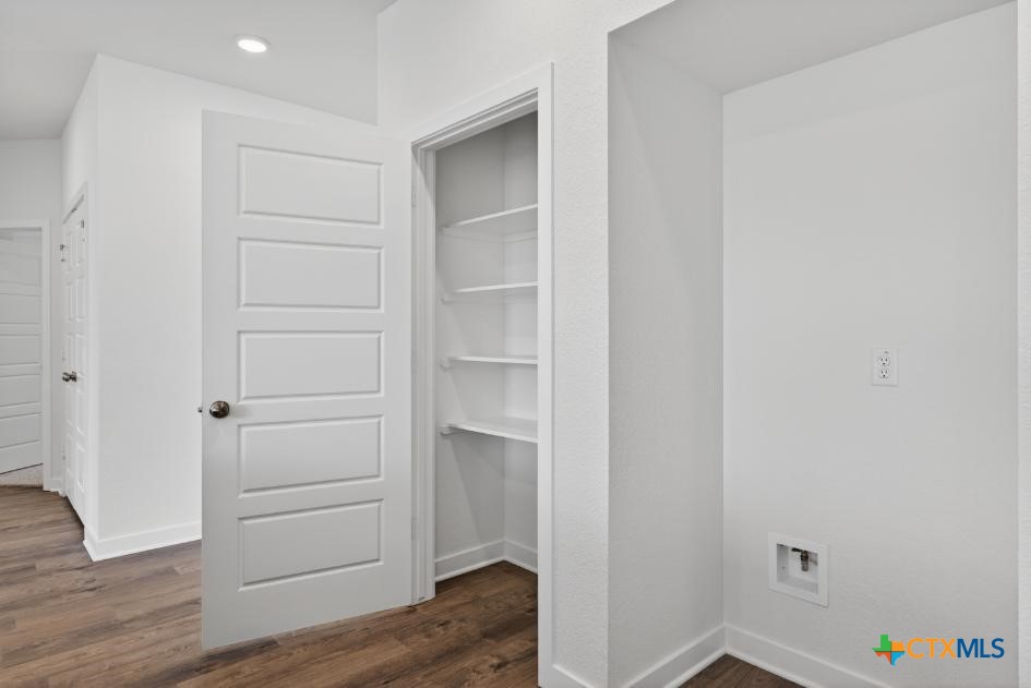 2108 Meridian Loop Property Photo 7