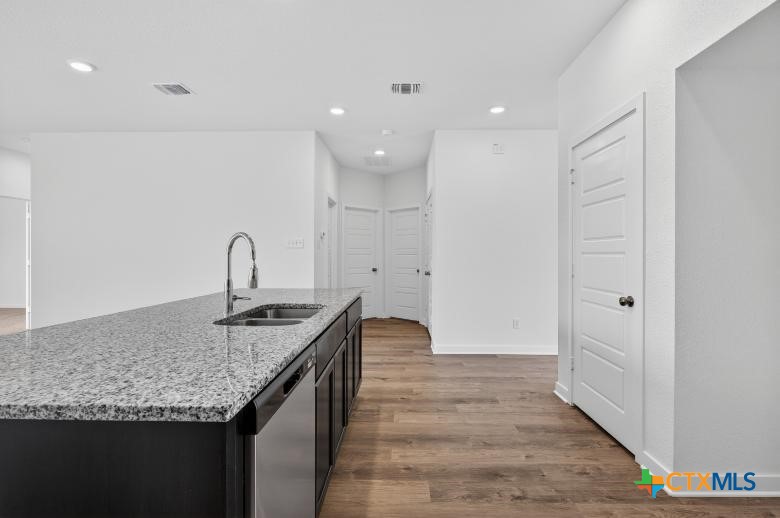 2108 Meridian Loop Property Photo 9