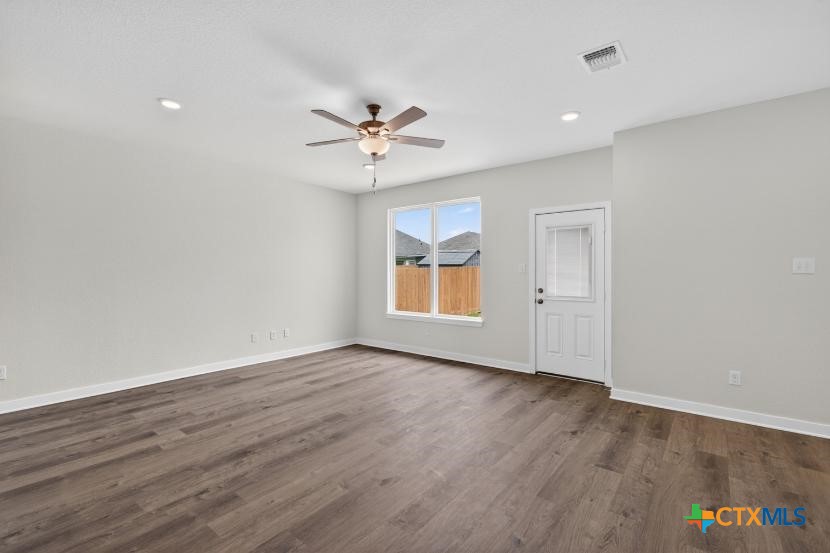 2108 Meridian Loop Property Photo 12