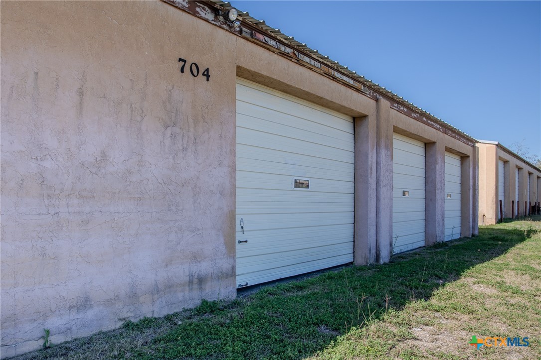 702 & 704 Clay Drive Property Photo 4