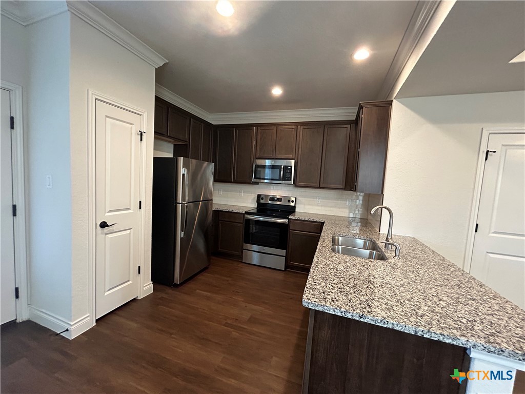 320 Untermaier Street Property Photo 6