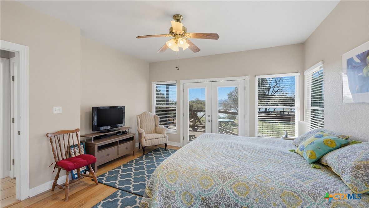 956 Lakebreeze Drive Property Photo 3