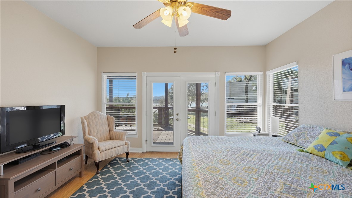 956 Lakebreeze Drive Property Photo 4