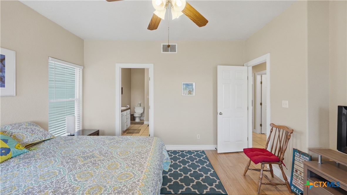 956 Lakebreeze Drive Property Photo 5