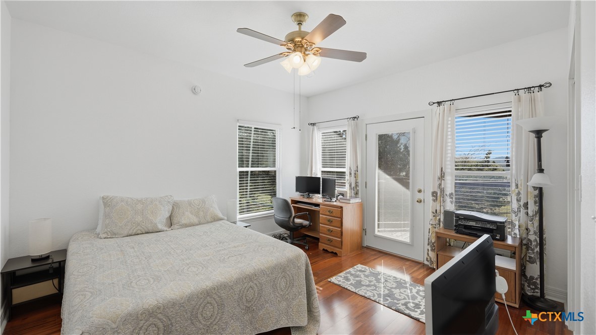 956 Lakebreeze Drive Property Photo 7