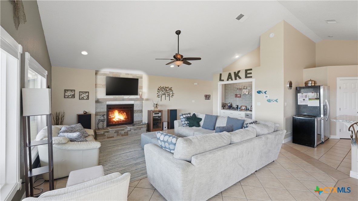 956 Lakebreeze Drive Property Photo 24