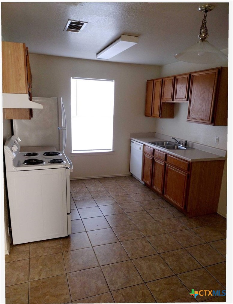 1504 Windward Drive Property Photo 2