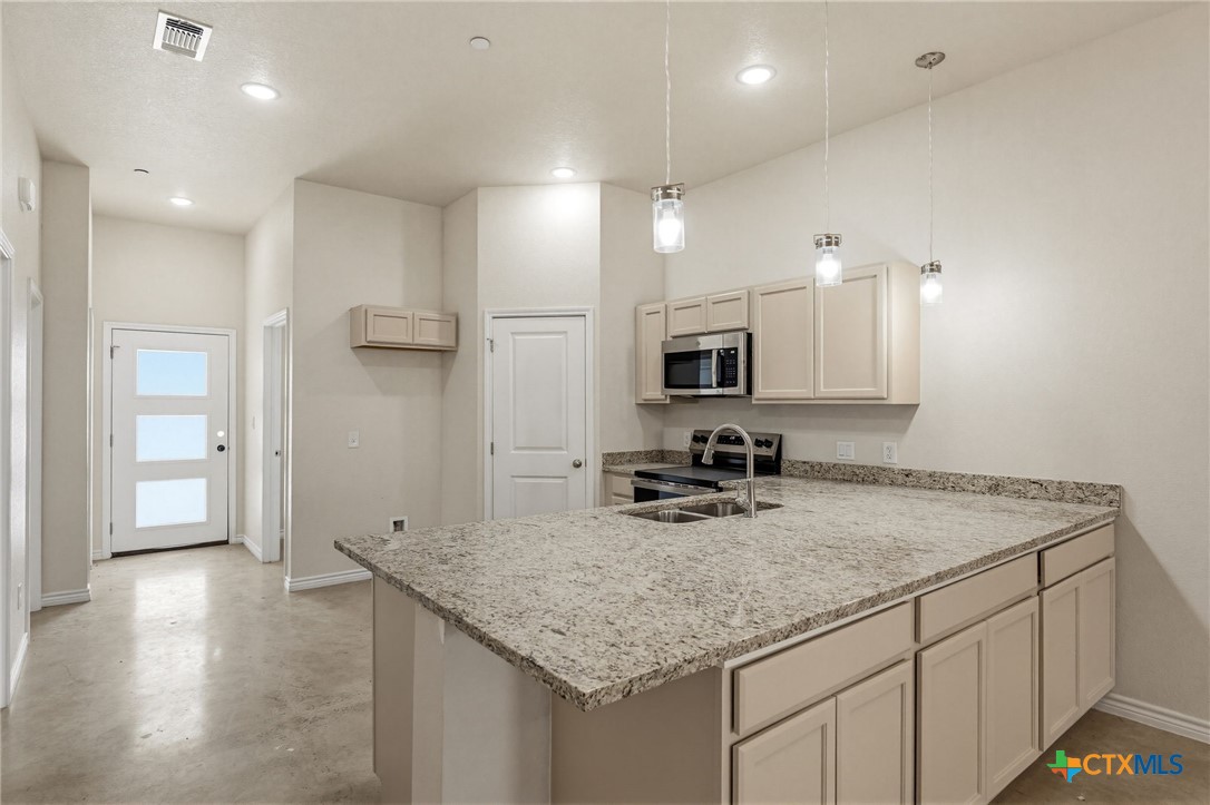 406 W Avenue C Property Photo 6