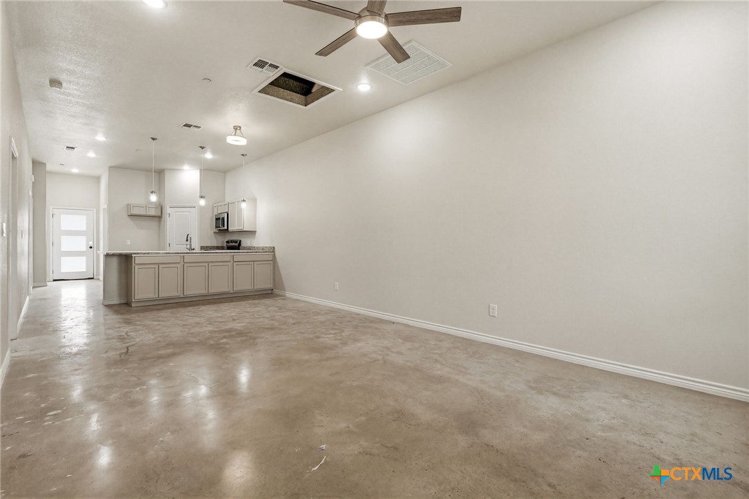 406 W Avenue C Property Photo 7