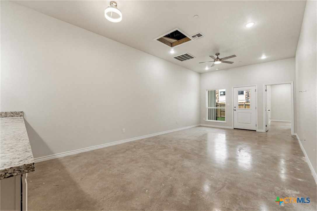 406 W Avenue C Property Photo 9