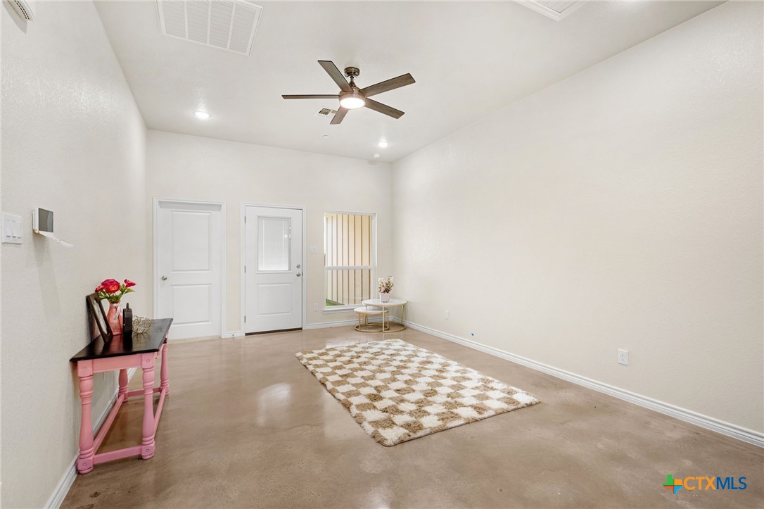 410 W Avenue C Property Photo 5
