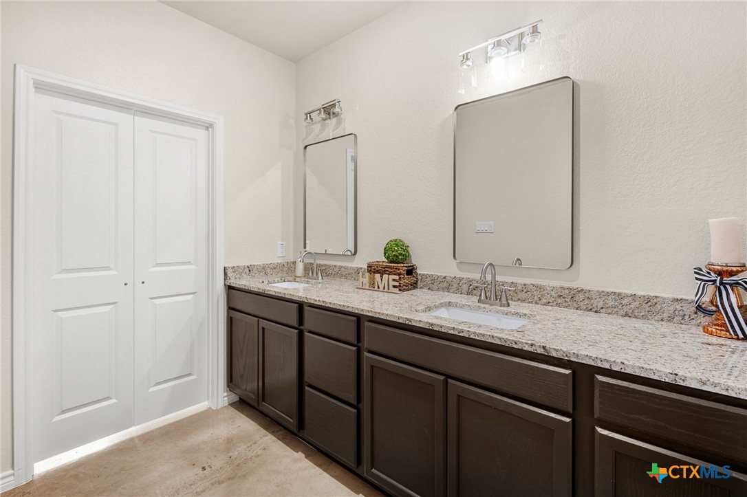 410 W Avenue C Property Photo 19