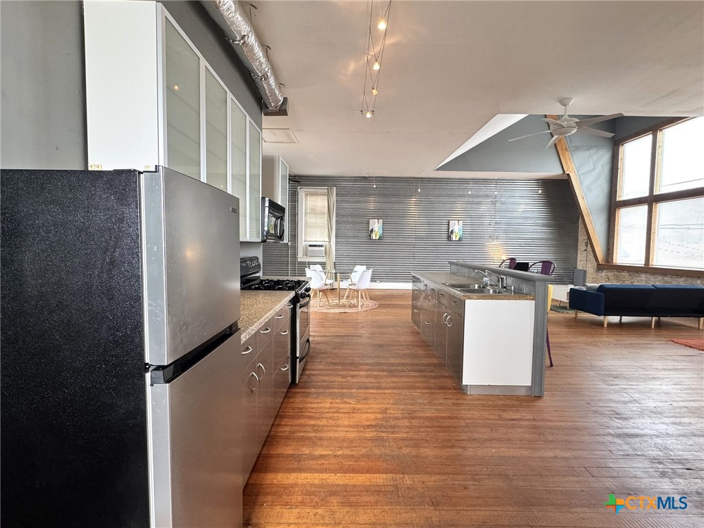 103 W Walnut Street A Property Photo 2